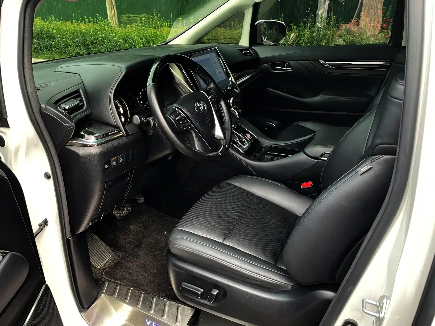 Toyota Vellfire 2021 Crown Hybrid 2.5L HV Luxury Edition фото 6