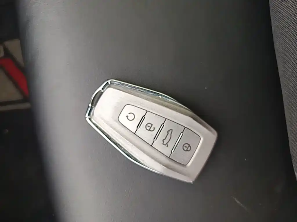 Фото 9 - Geely Binyue