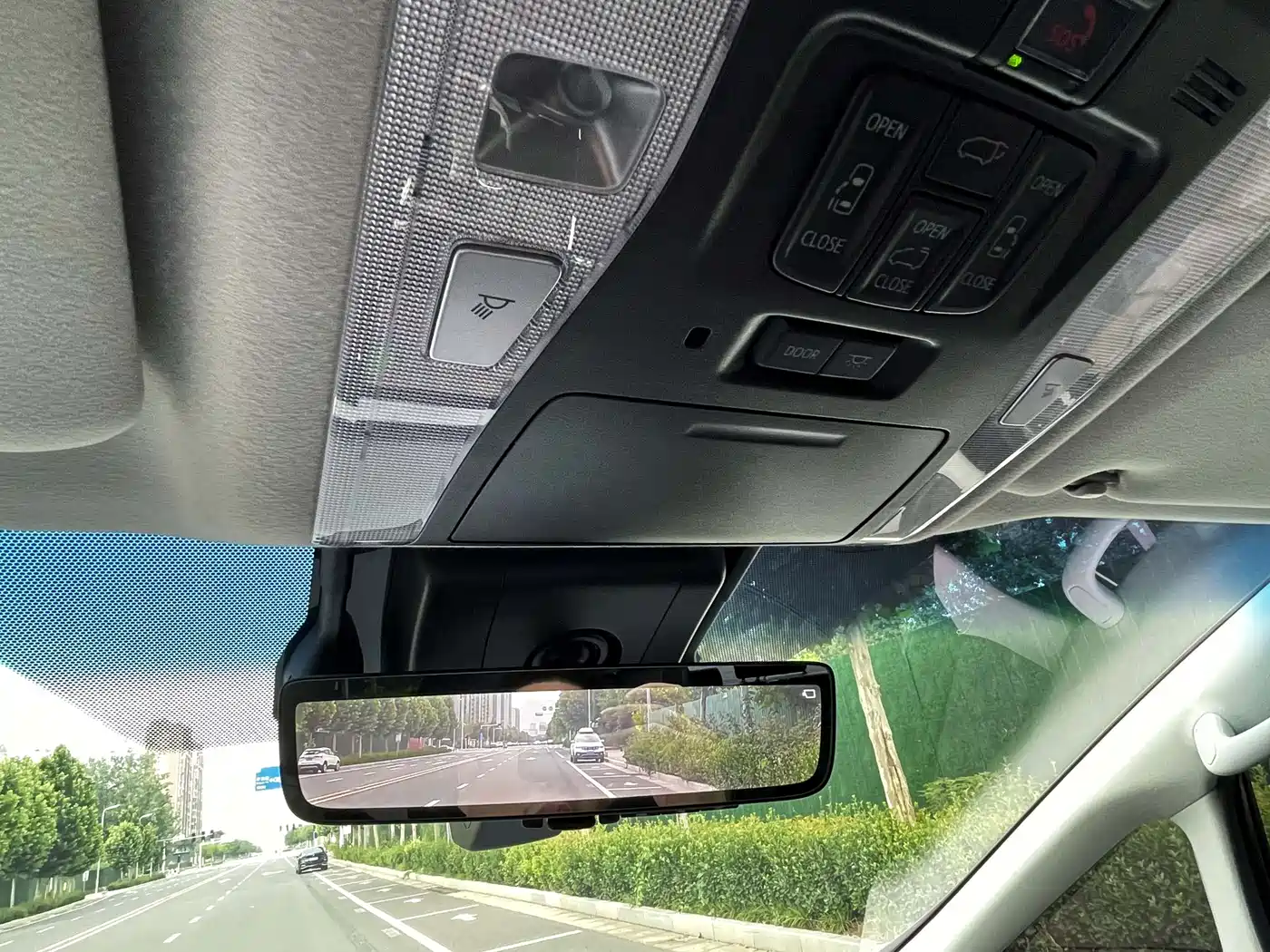 Toyota Vellfire 2021 Crown Hybrid 2.5L HV Luxury Edition фото 11
