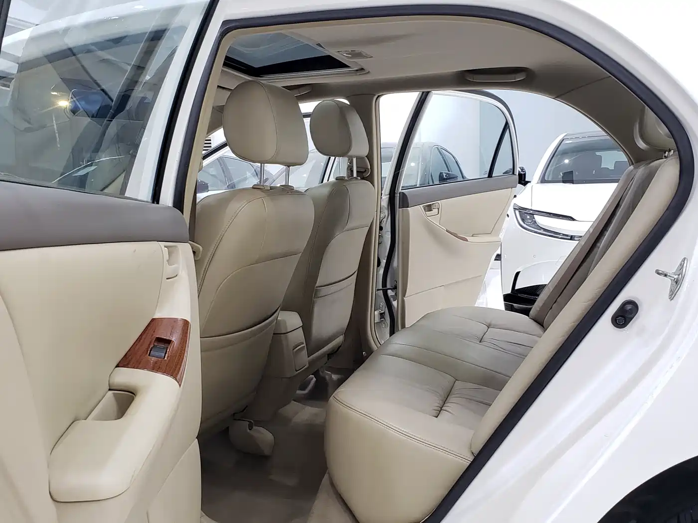 Toyota Corolla 2011 1.6L Automatic Luxury Edition фото 7