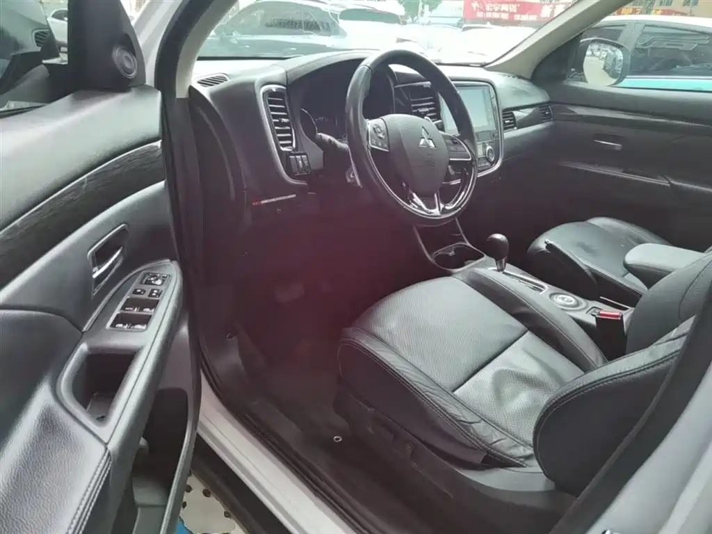 MITSUBISHI OUTLANDER