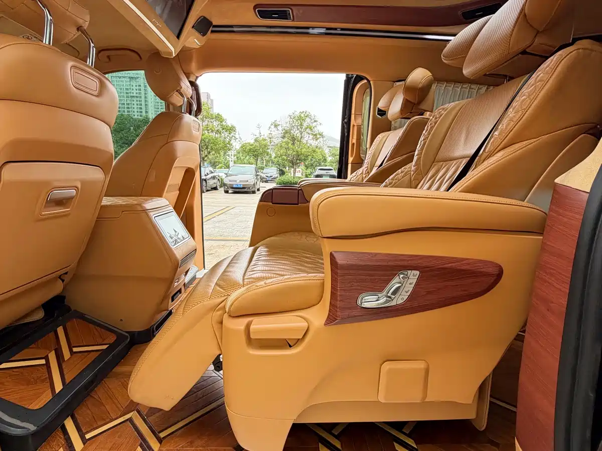 Mercedes-Benz V-Class 2018 V 260 L Premium Long Wheelbase Edition China VI фото 10