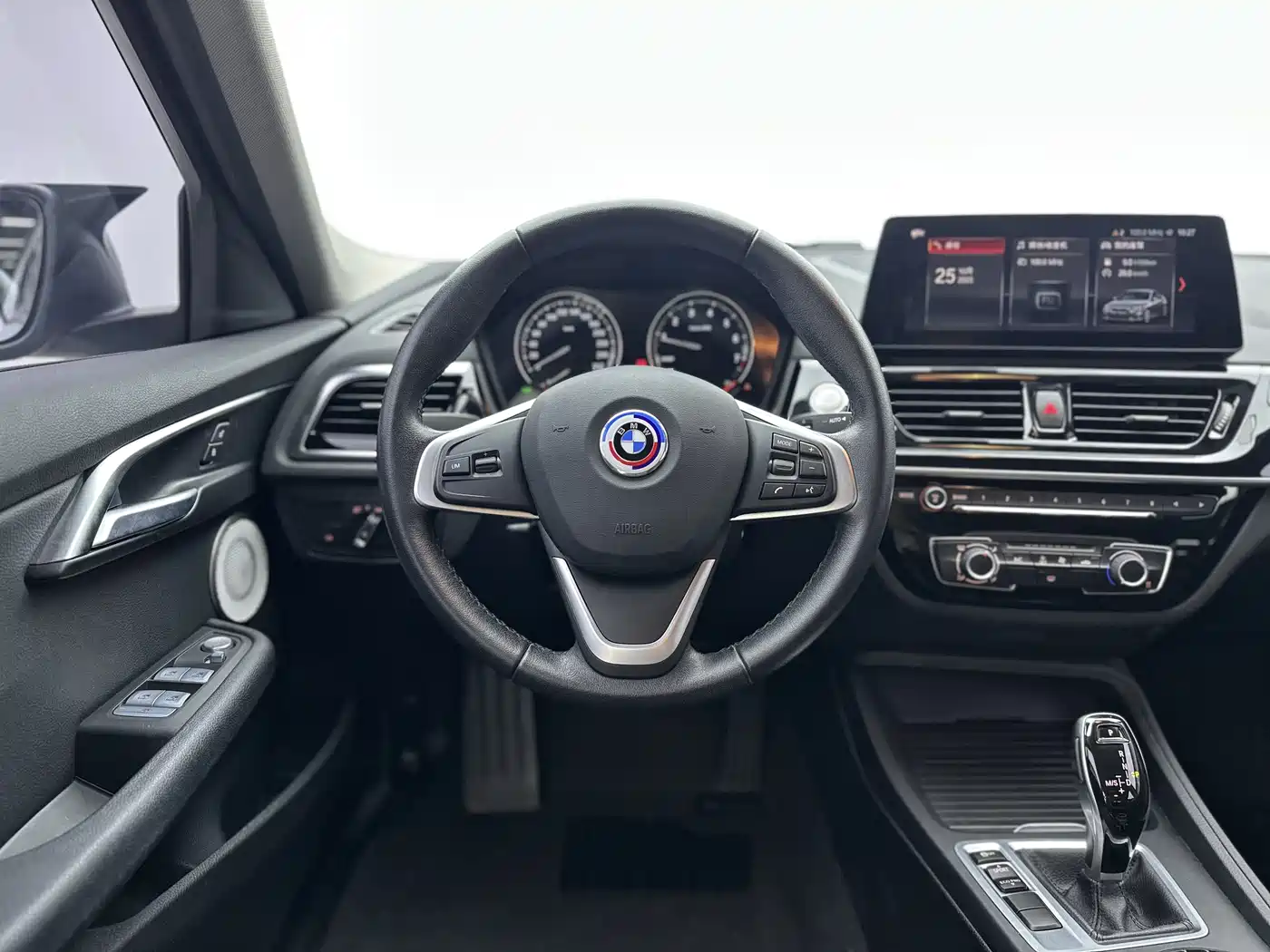 BMW 1 Series 2023 120i M Sport фото 16