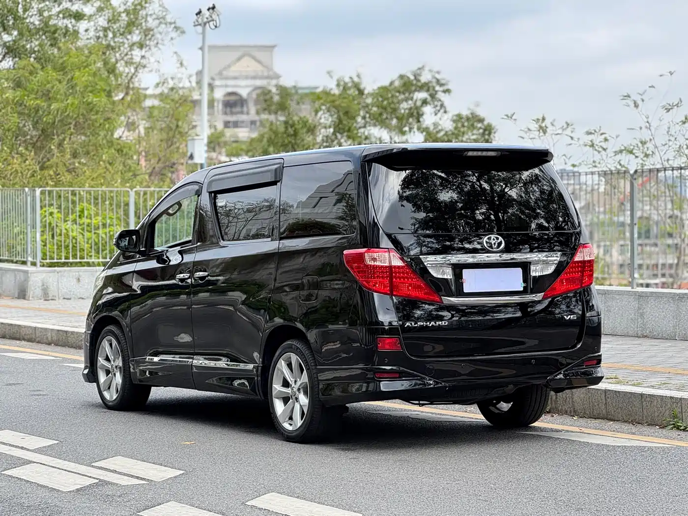 Toyota Alphard 2011 3.5L Luxury Edition фото 4