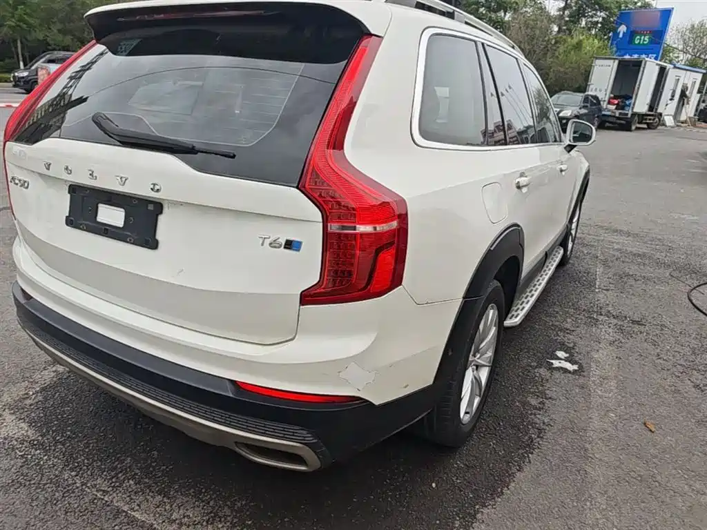 Фото 8 - Volvo XC90