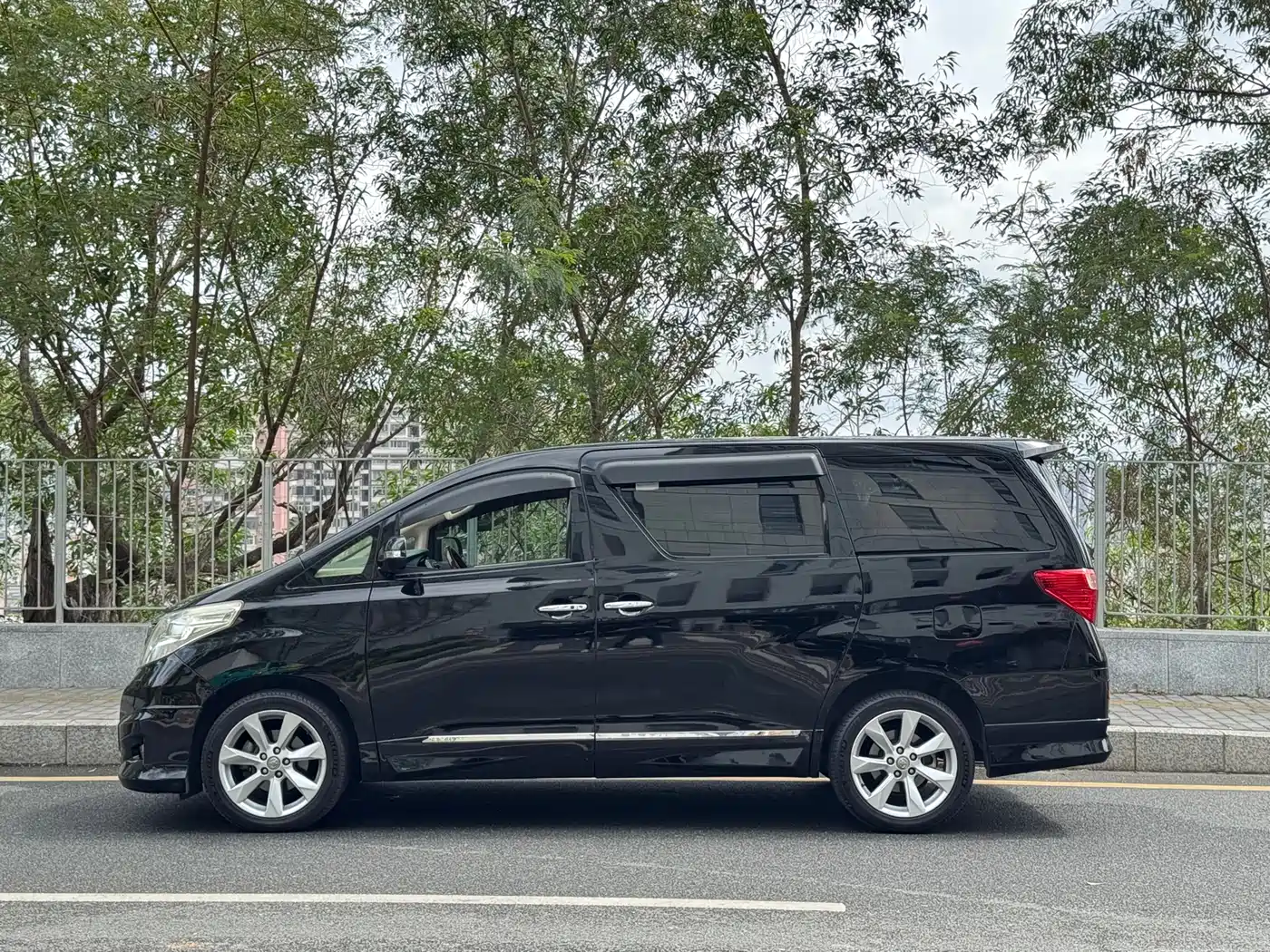 Toyota Alphard 2011 3.5L Luxury Edition фото 8