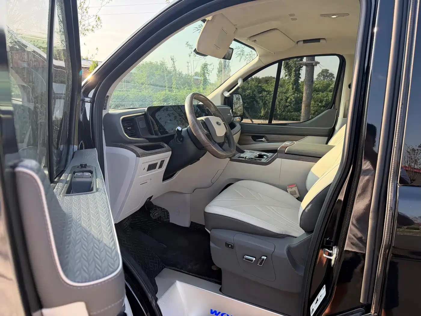 Ford Tourneo 2023 2023 Model 2.0T Auto Premium Edition