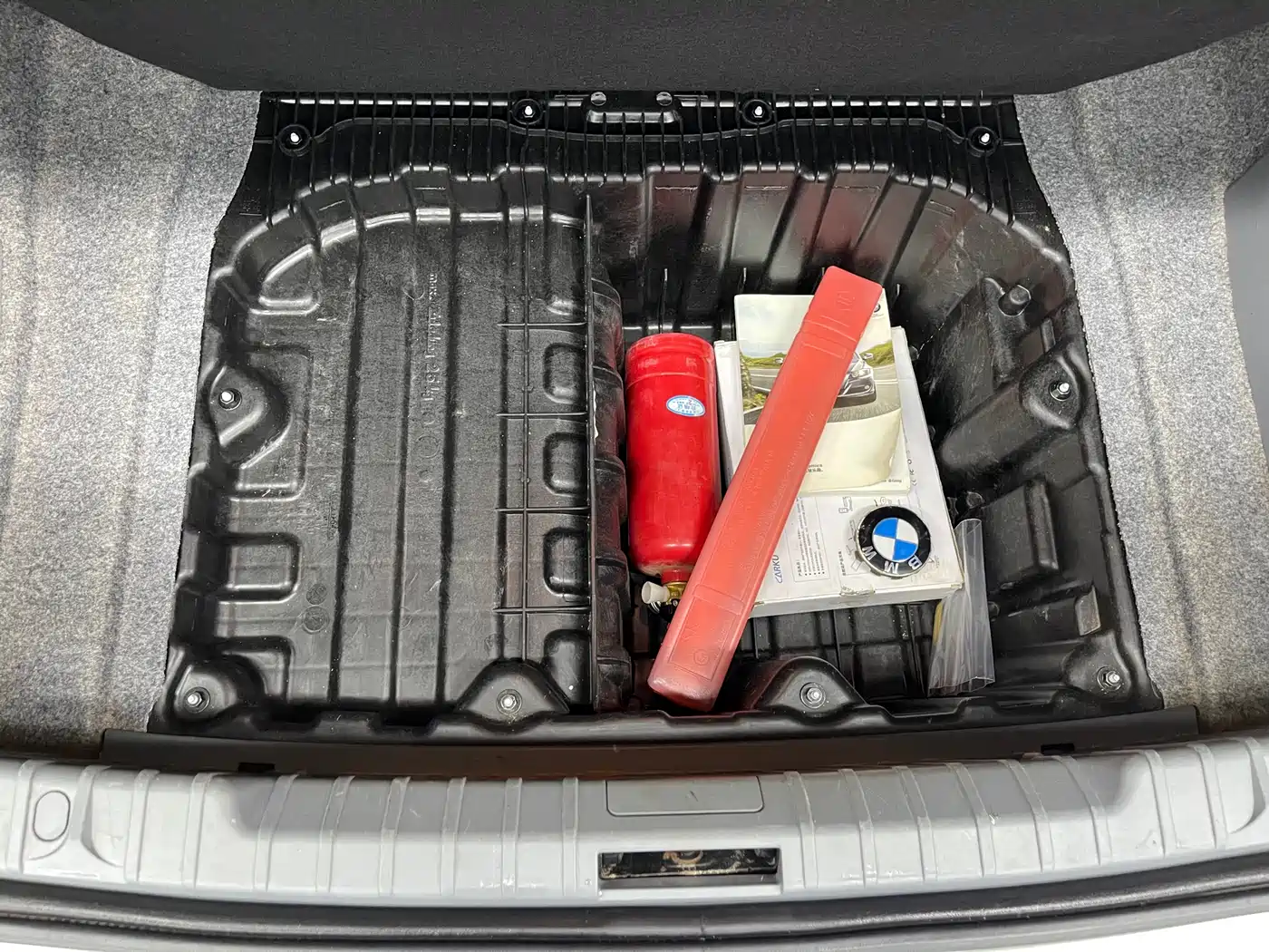 BMW 3 Series 2011 320i Luxury фото 24
