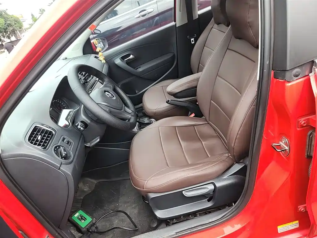 Volkswagen Polo 2014 1.4L Automatic Comfort Edition фото 15