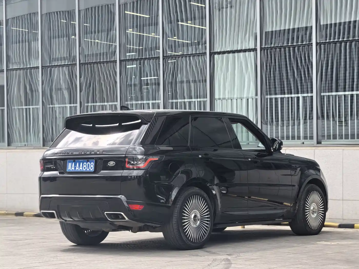 Land Rover Range Rover Sport 2022 3.0 L6 Gloss Black Edition фото 4