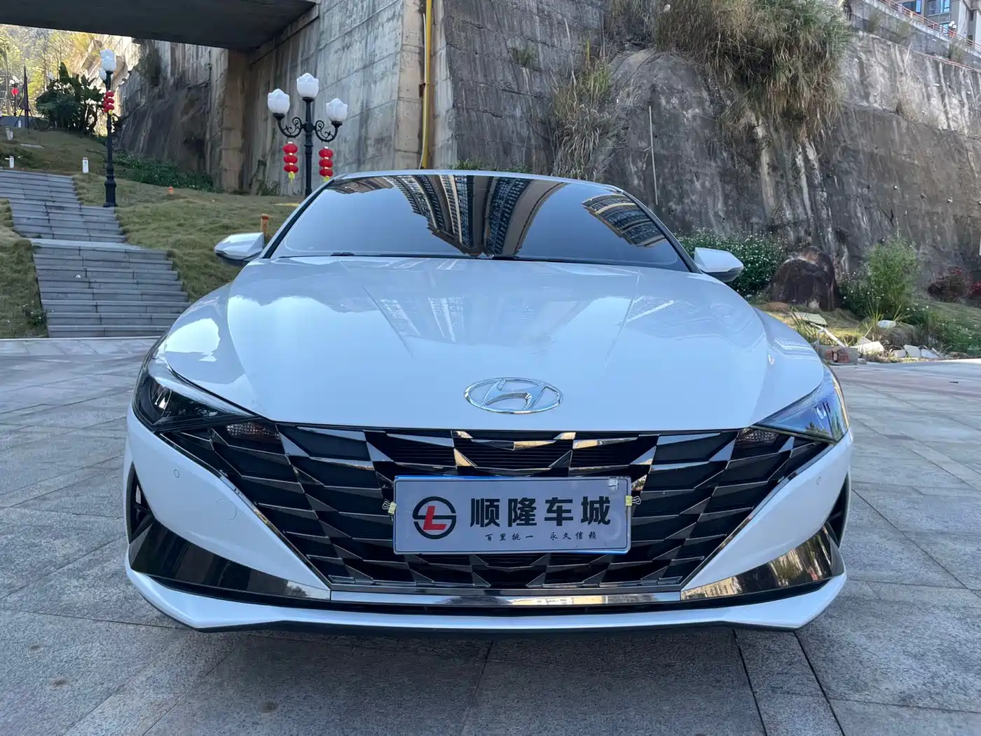 Hyundai Elantra 2021 1.5L CVT LUX Premium Edition фото 2