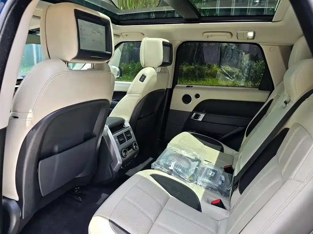 Land Rover Range Rover Sport 2022 3.0 L6 Indigo Flowing Light Edition фото 6
