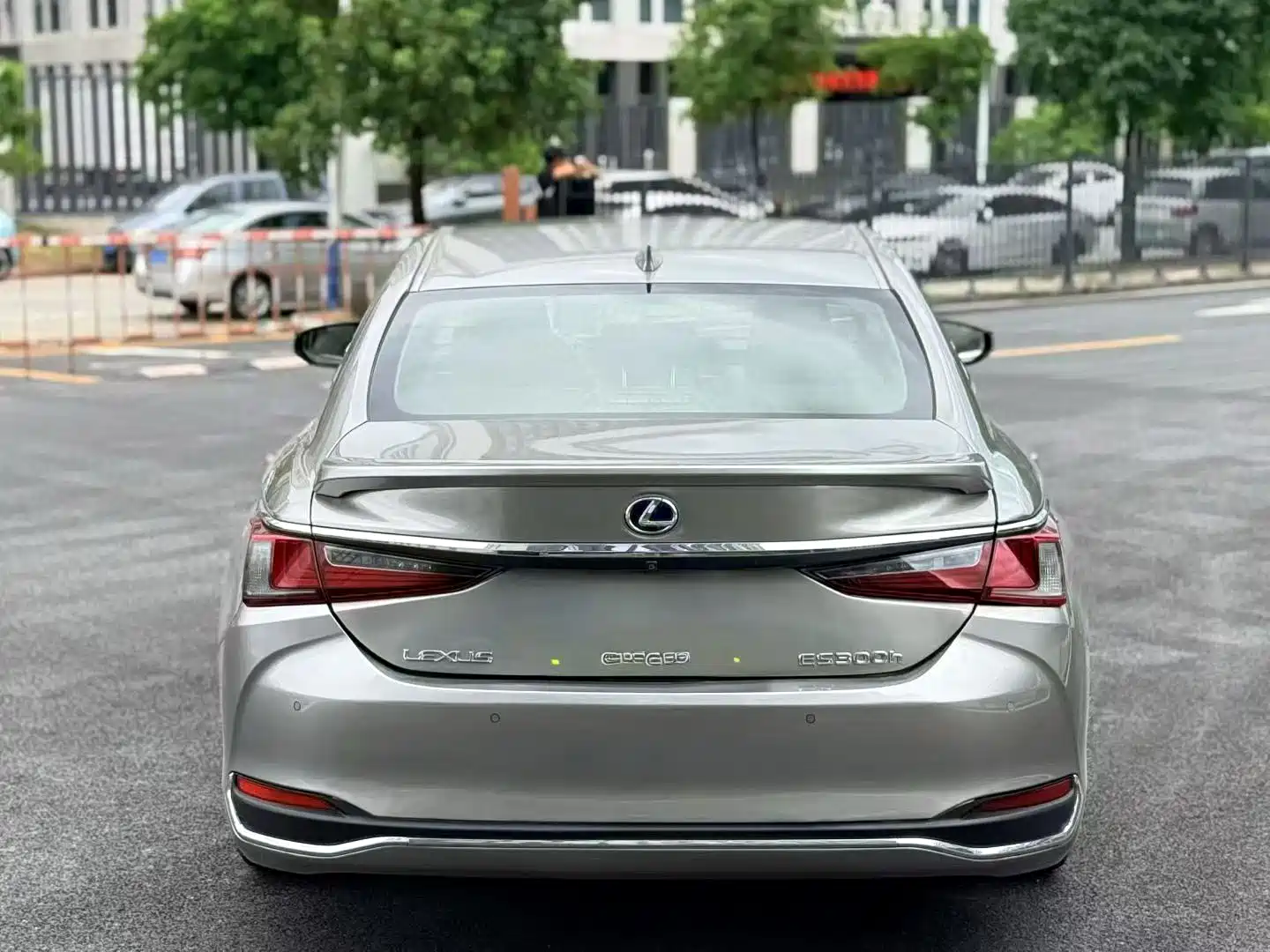Фото 8 - Lexus ES