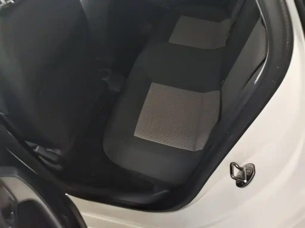 Volkswagen Polo 2014 1.4L Manual Trend Edition фото 17