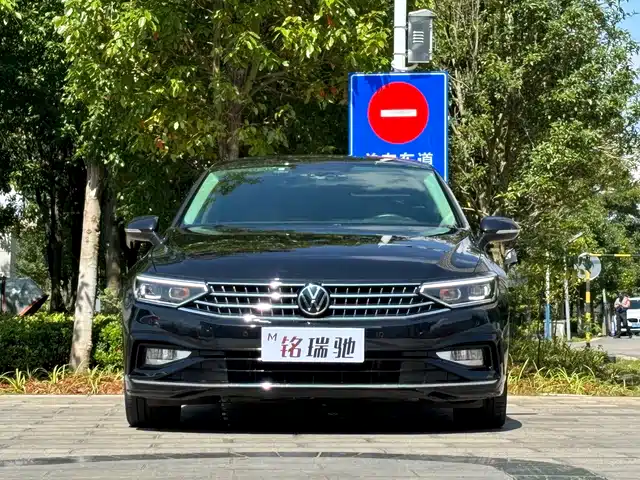 Volkswagen Magotan 2023 Model 2 Million Commemorative Edition 330TSI DSG Luxury — фото 2