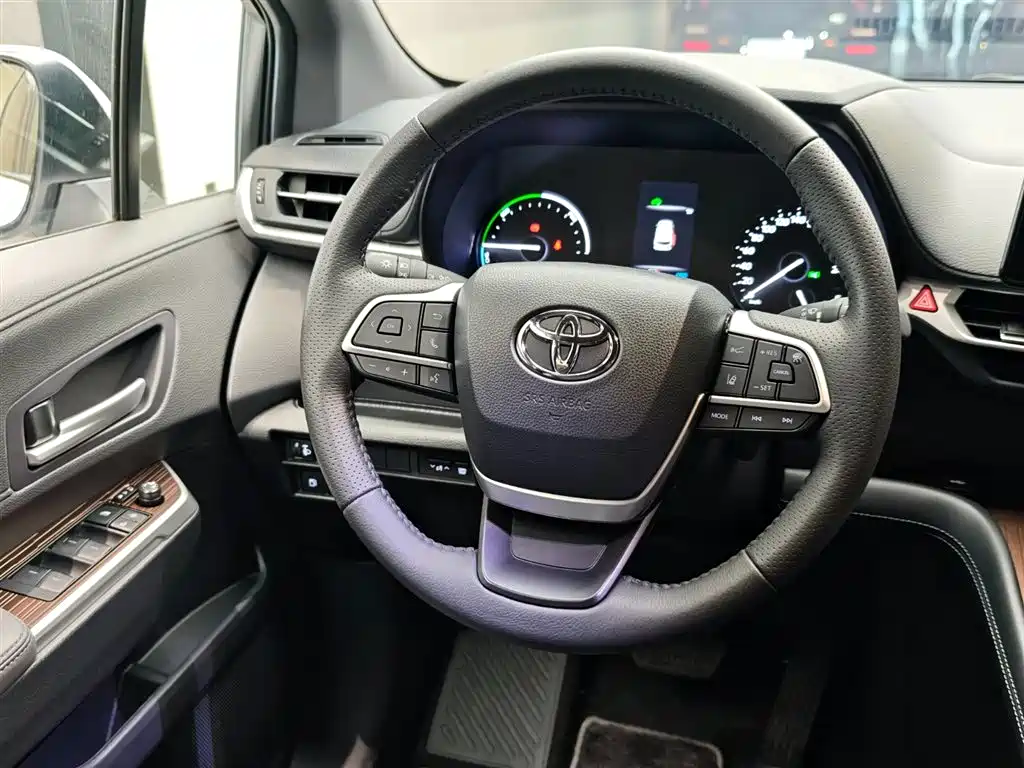 Toyota Sienna 2024 2.5L Hybrid AWD Luxury Edition фото 14