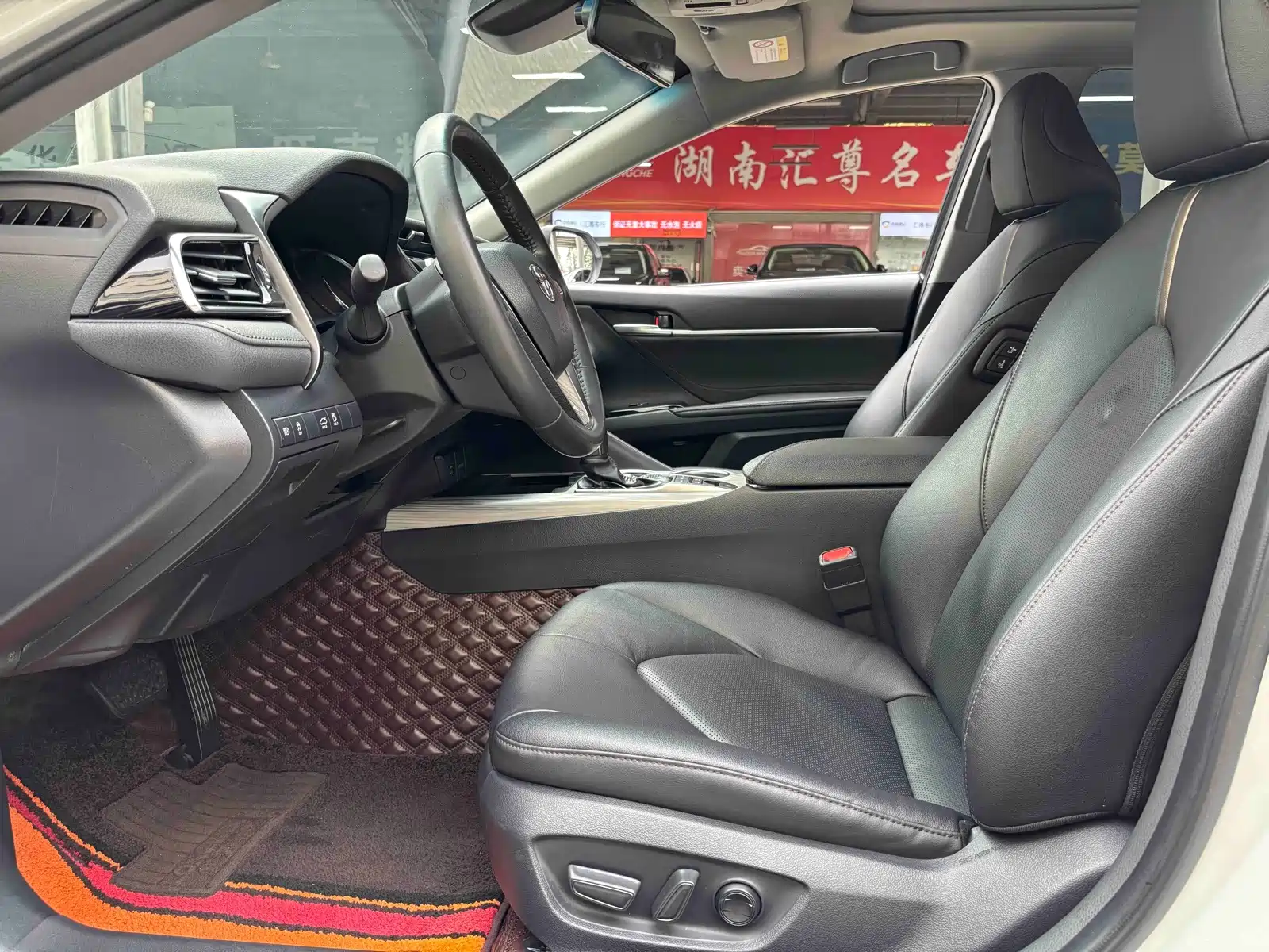 Фото 4 - Toyota Camry
