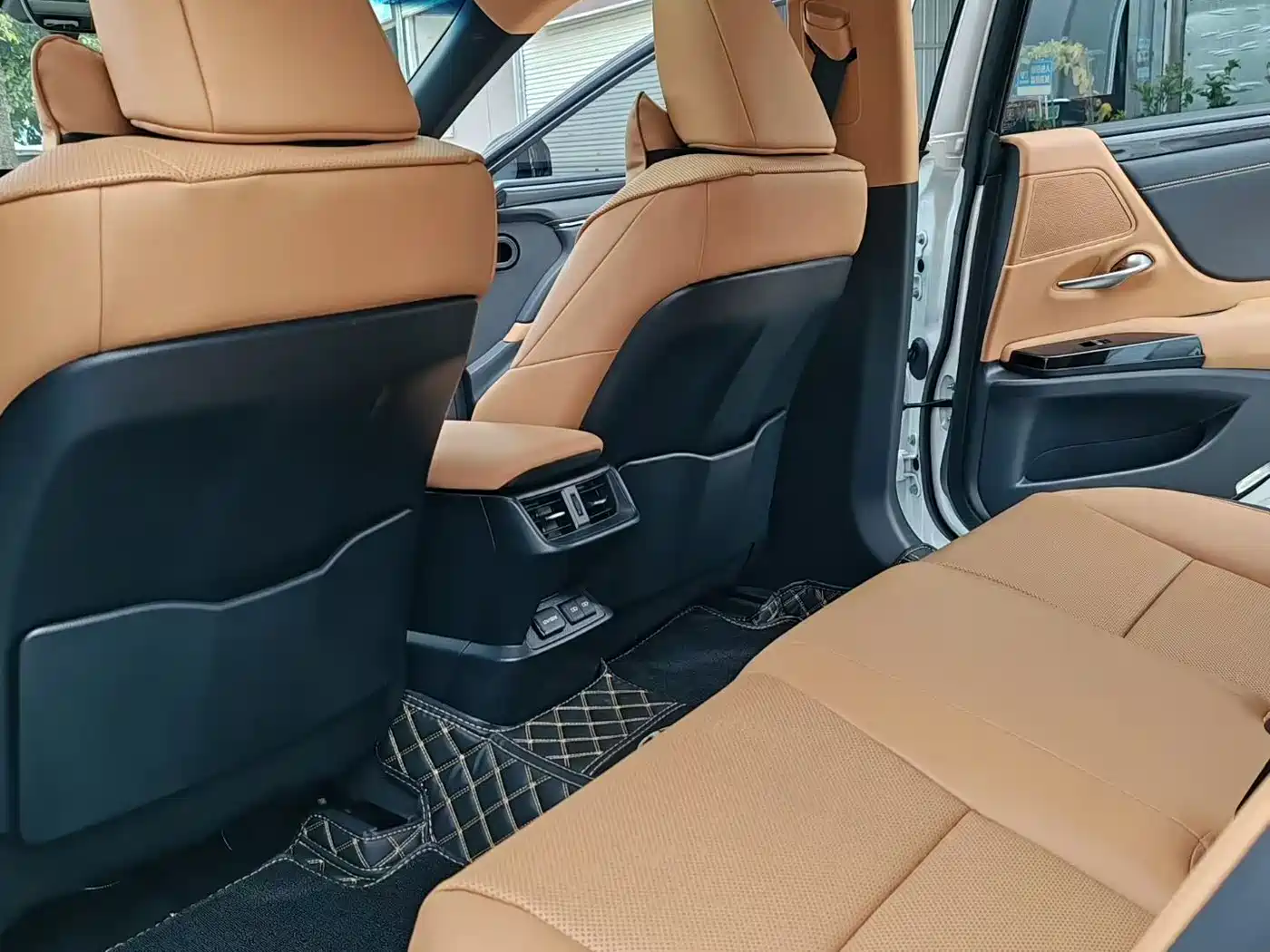 Lexus ES 2023 200 Excellence Edition фото 7