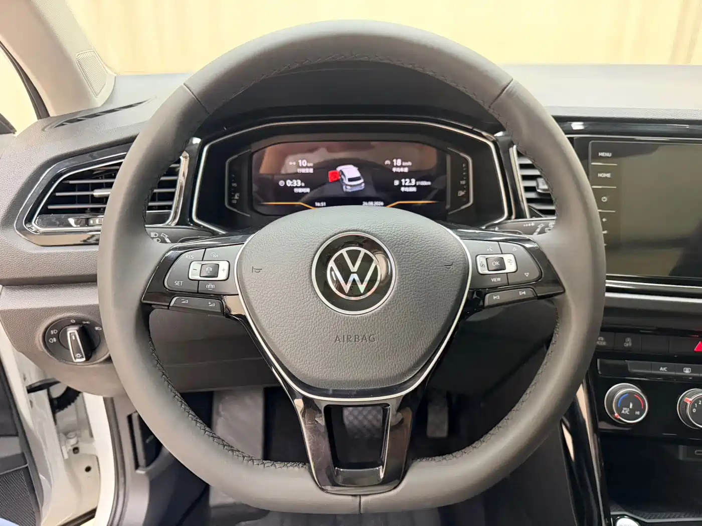 Фото 10 - Volkswagen T-ROC