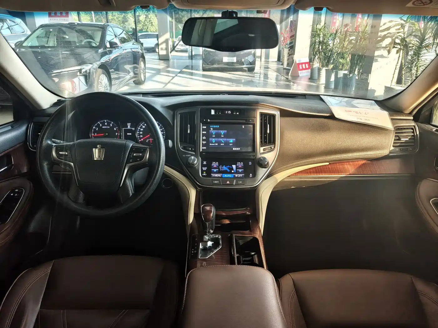 Фото 10 - Toyota Crown