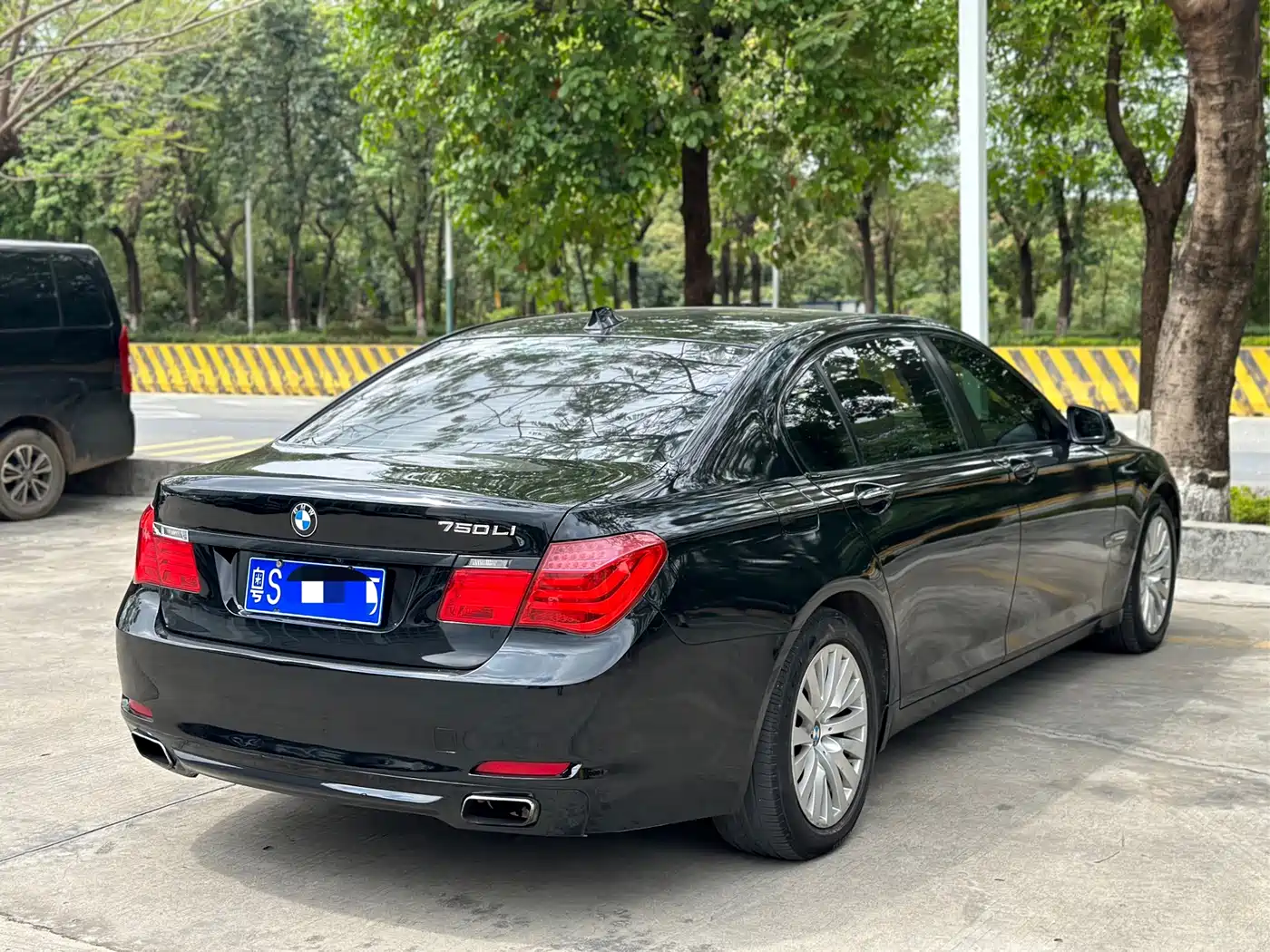 BMW 7 Series 2010 750Li фото 6