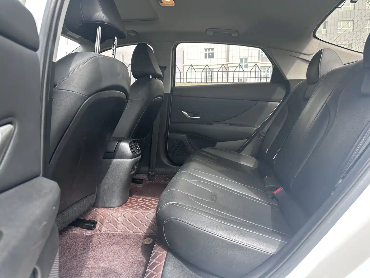 Hyundai Elantra 2021 1.5L CVT LUX Premium Edition фото 11
