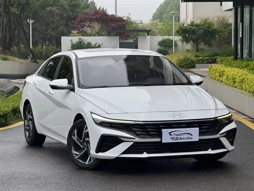 Hyundai Elantra 2023 Model 1.5L CVT LUX Premium Edition фото 3
