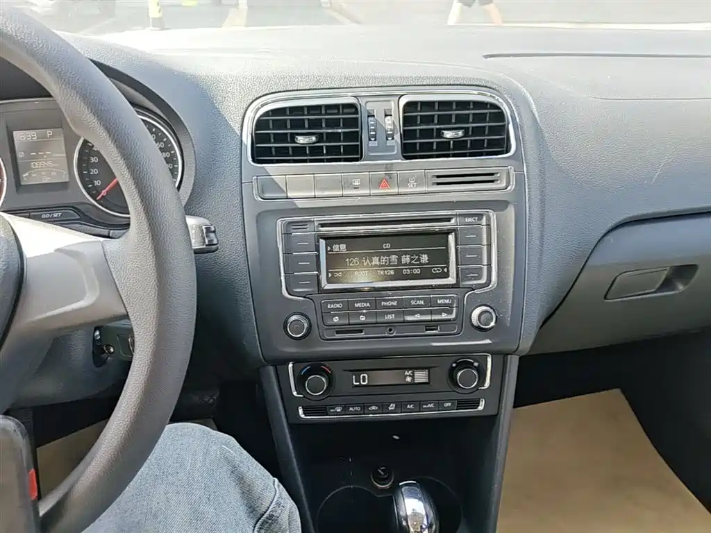 Volkswagen Polo 2014 1.6L Automatic Comfort Edition фото 13