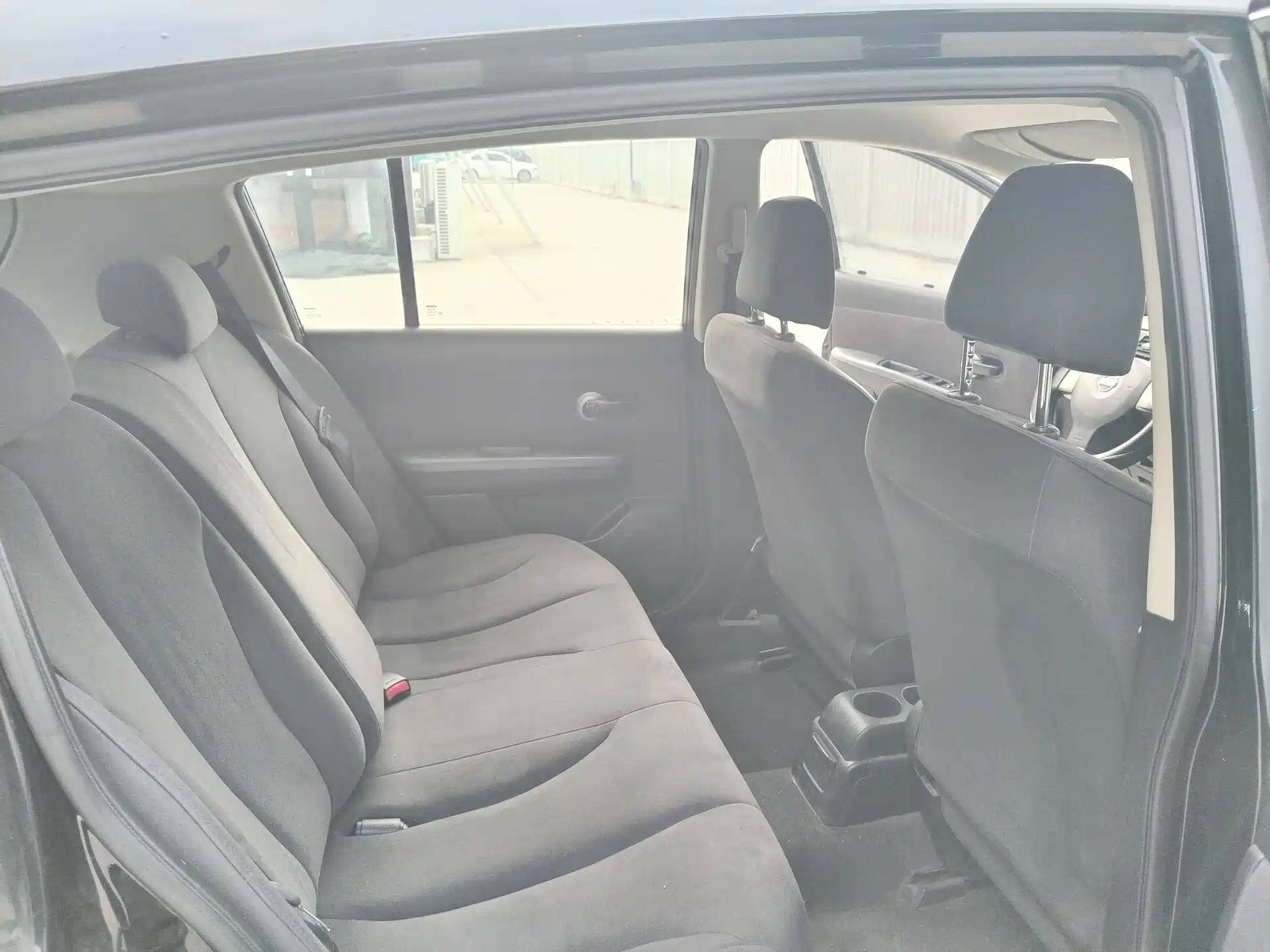 صورة 16 - Nissan Tiida