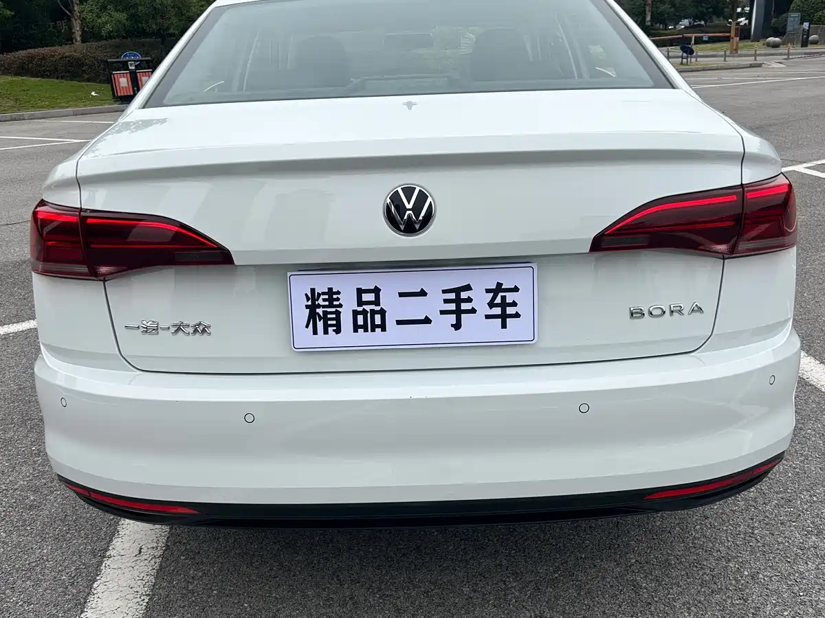 VOLKSWAGEN BORA