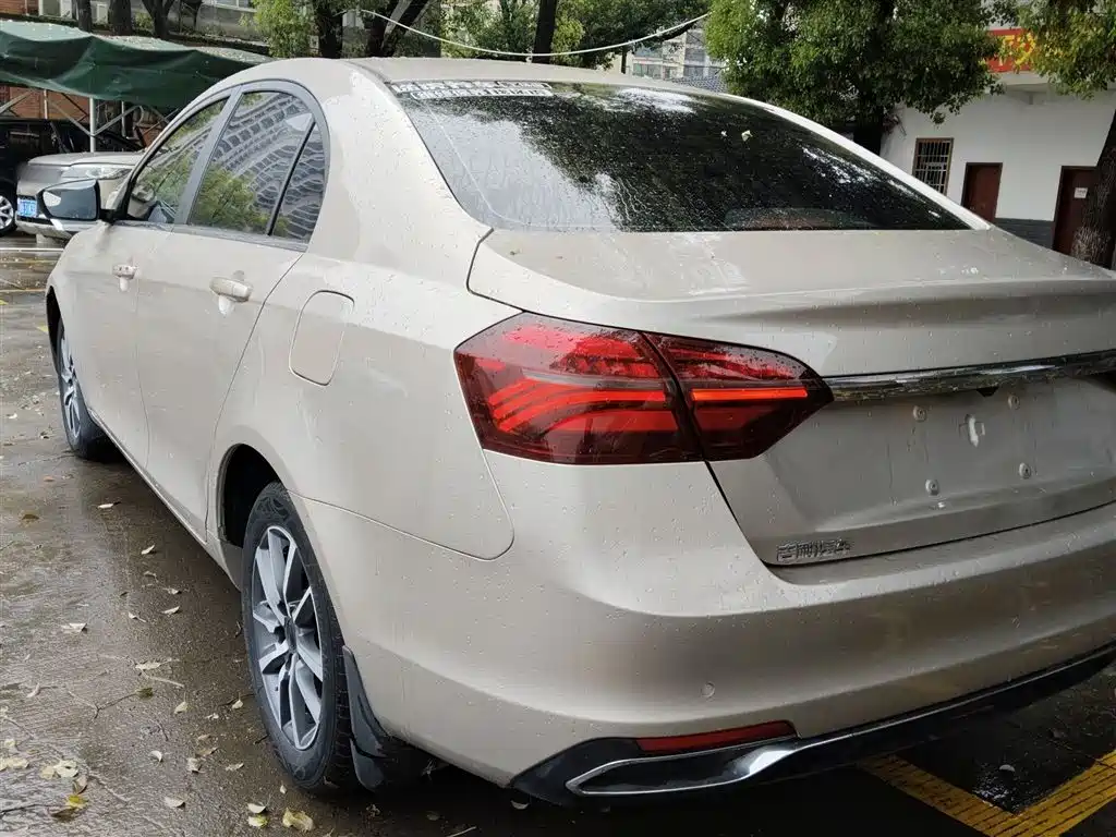 Фото 23 - Geely Emgrand