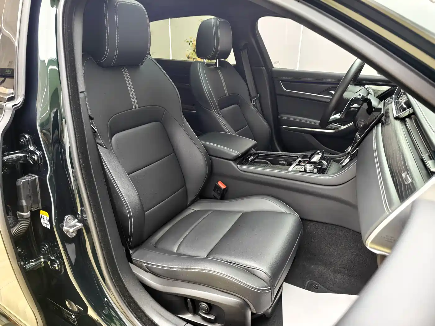 Jaguar XFL 2021 XFL 2.0T P250 AWD Gloss Black Sport Edition фото 11
