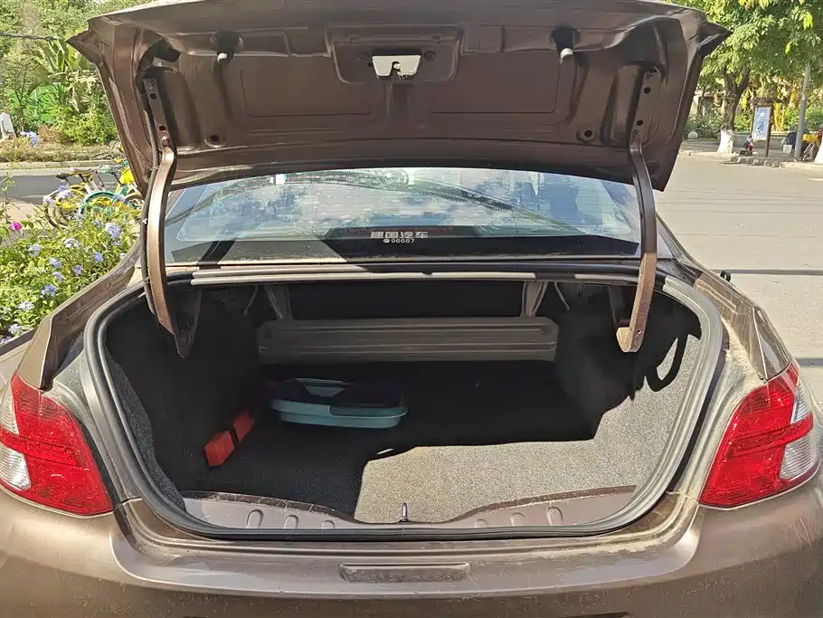Peugeot 301 2014 1.6L Manual Comfort Edition фото 4