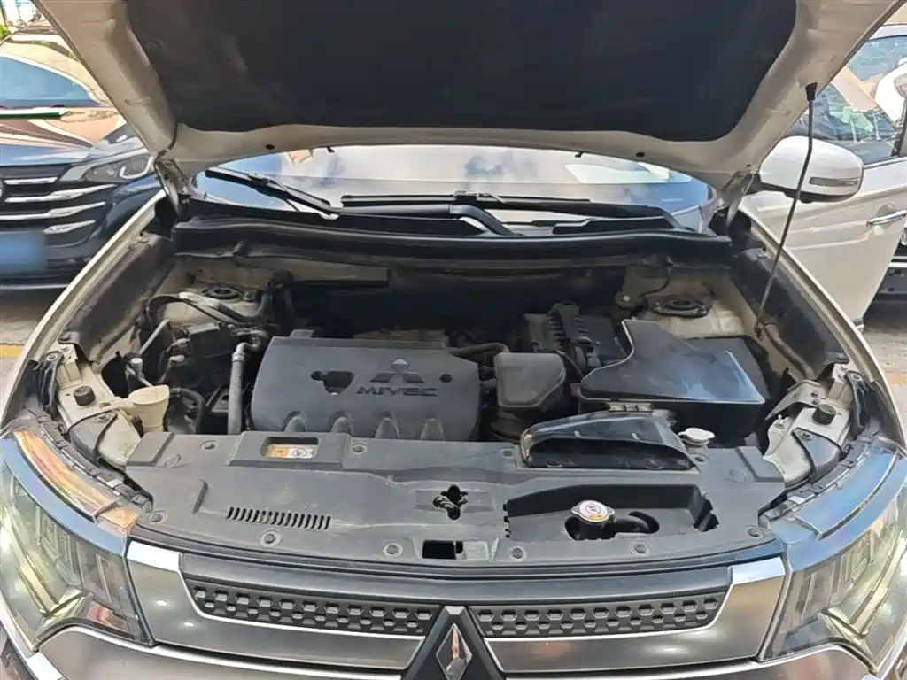 MITSUBISHI OUTLANDER