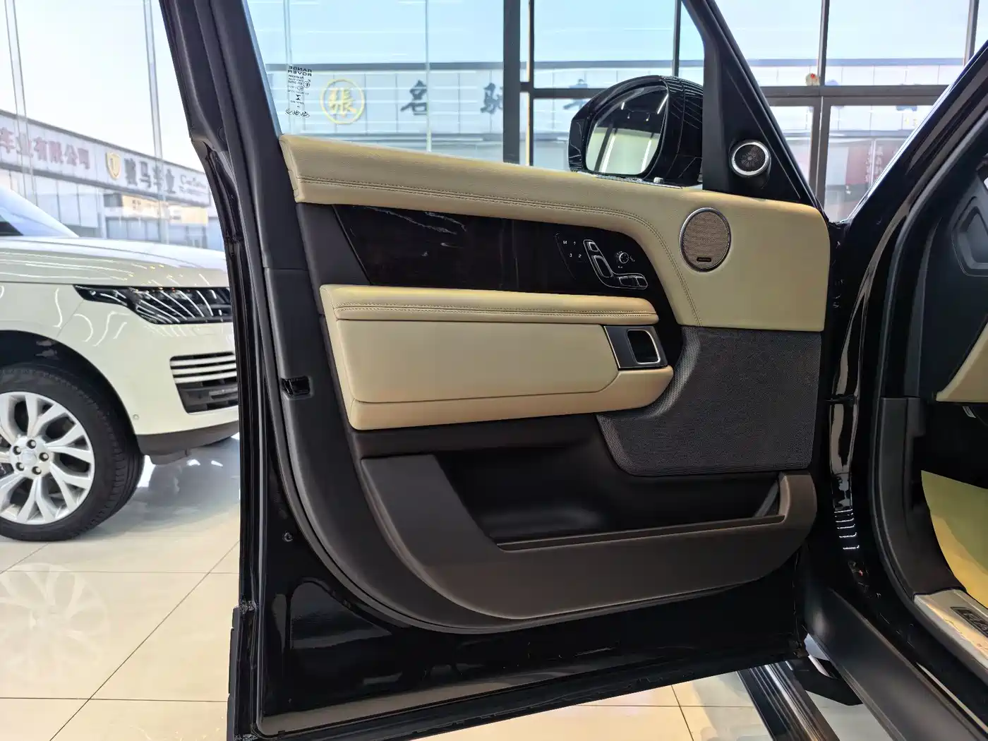 Land Rover Range Rover 2021 3.0 L6 Heritage Extended Classic Edition фото 14