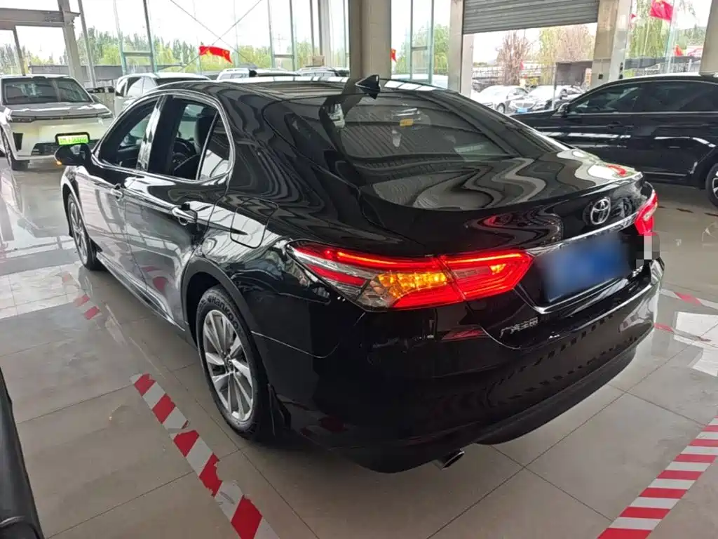 Фото 5 - Toyota Camry
