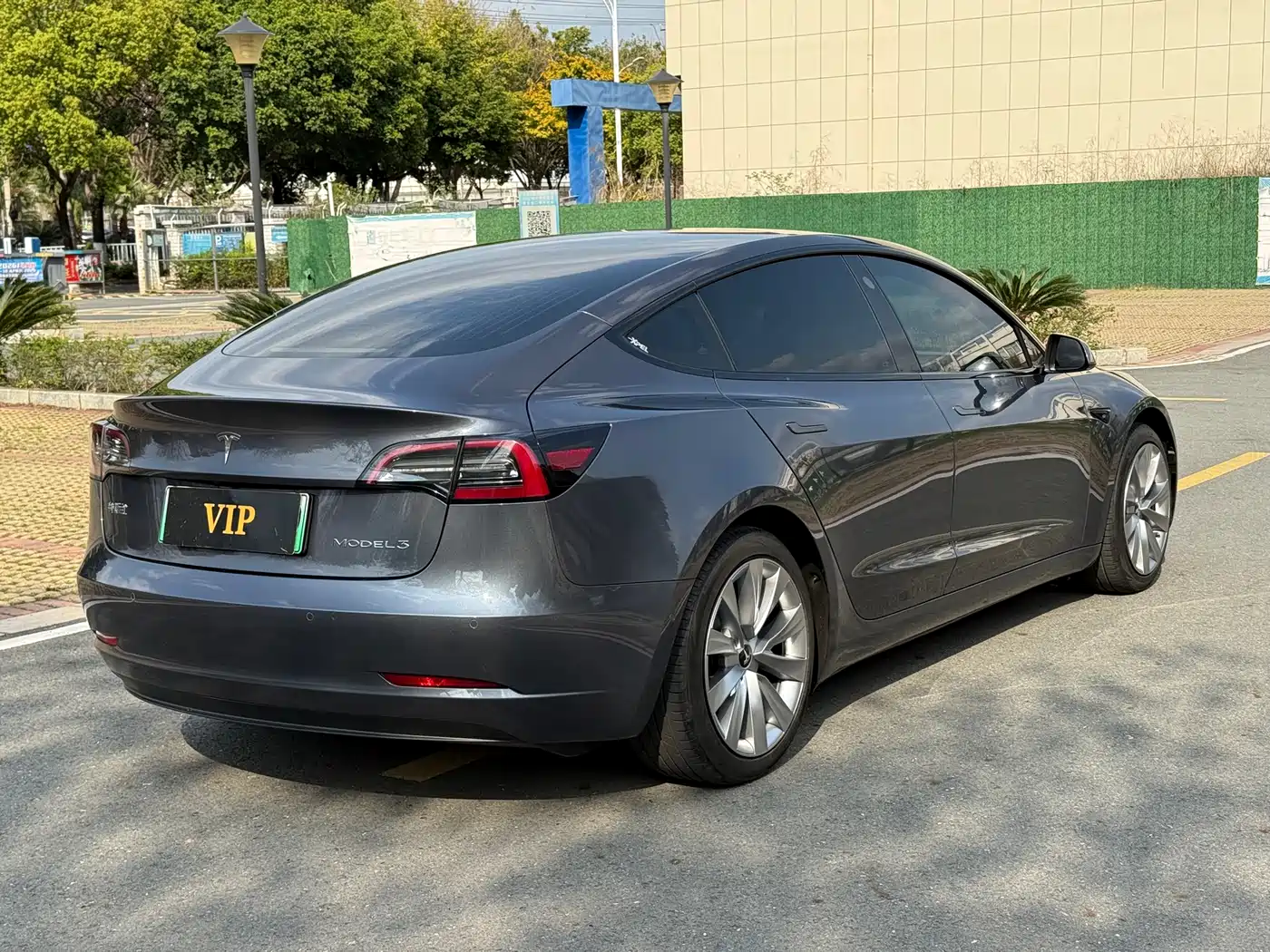 TESLA MODEL 3