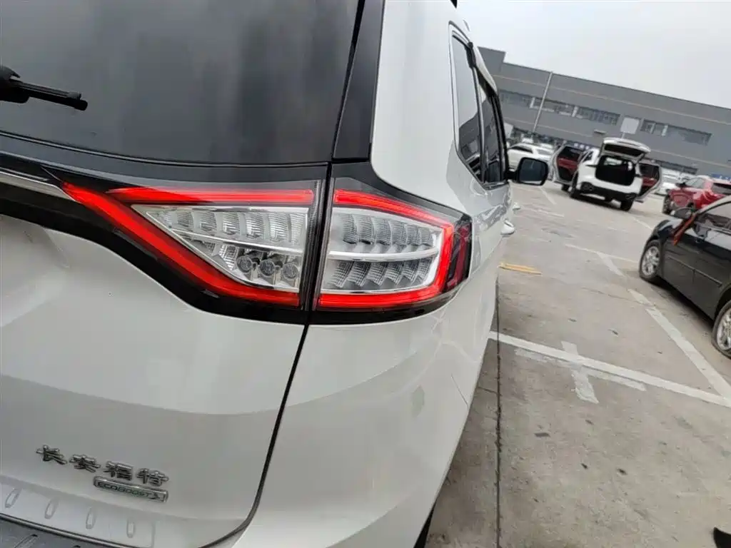 Фото 8 - Ford Edge