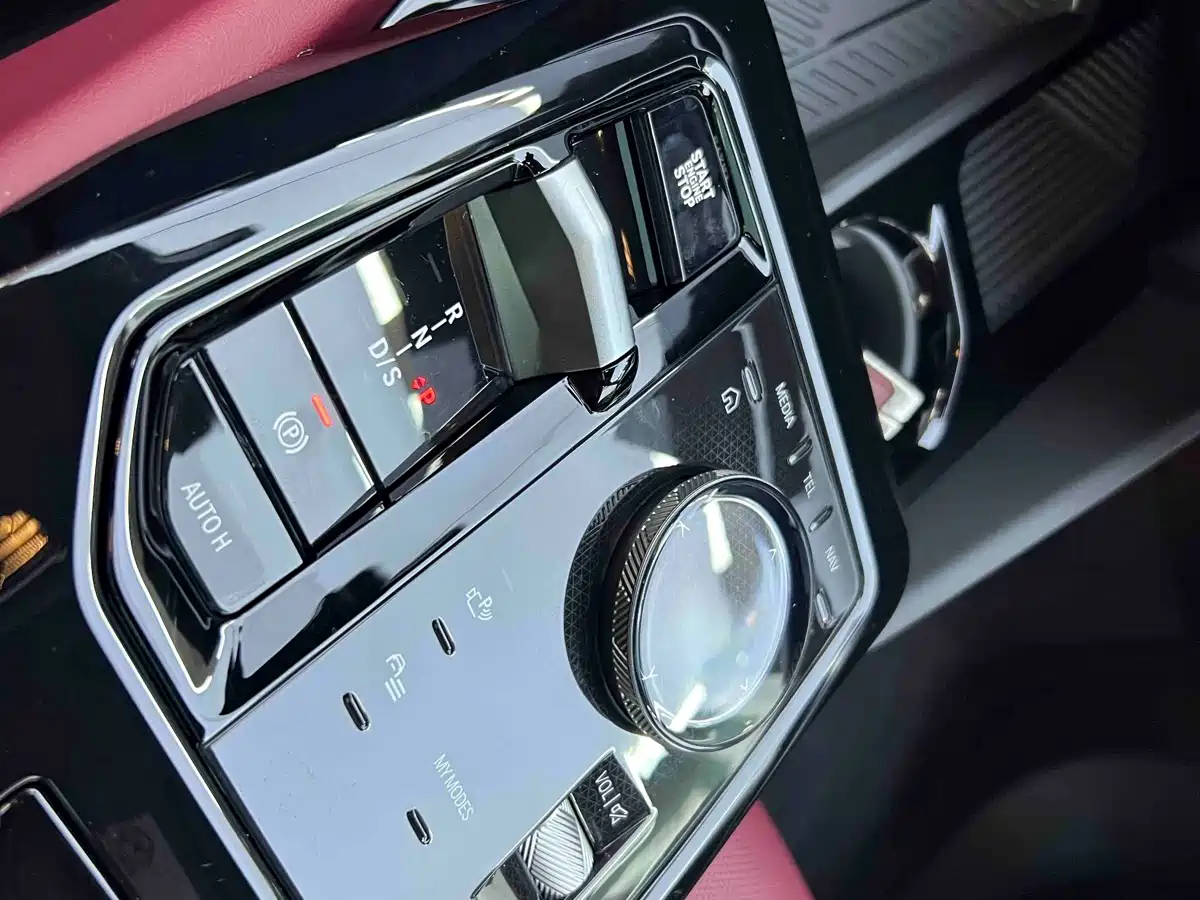 BMW 5 Series 2025 530Li Leading M Sport Package фото 14