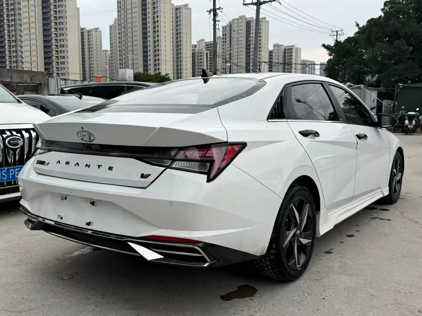 Hyundai Elantra 2021 1.5L CVT LUX Premium Edition фото 12