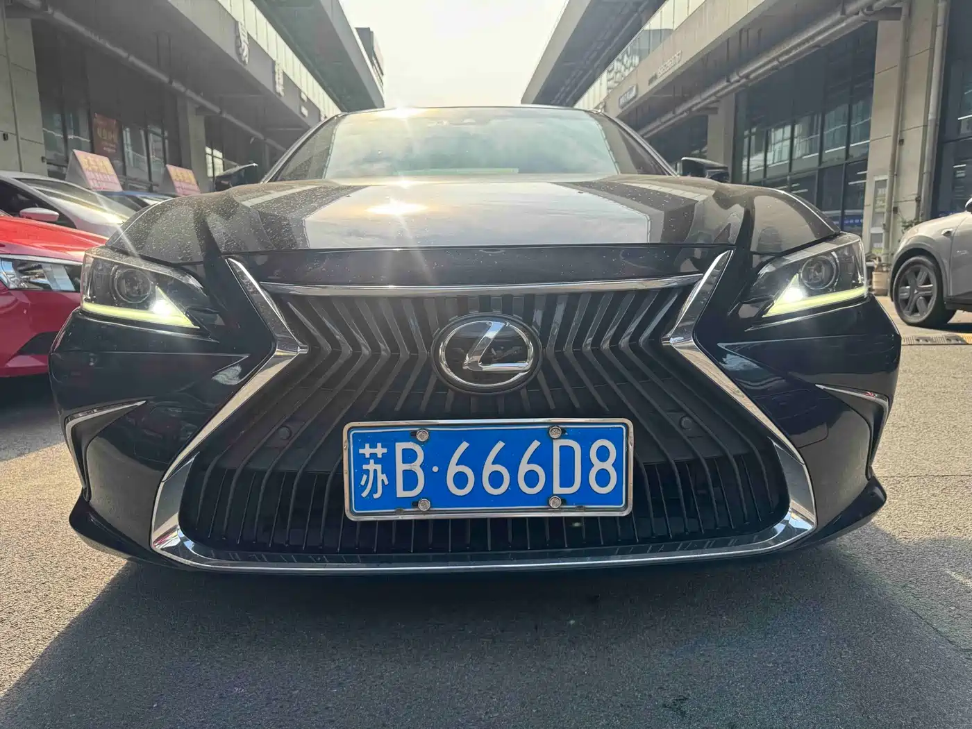 Photo 2 - Lexus ES
