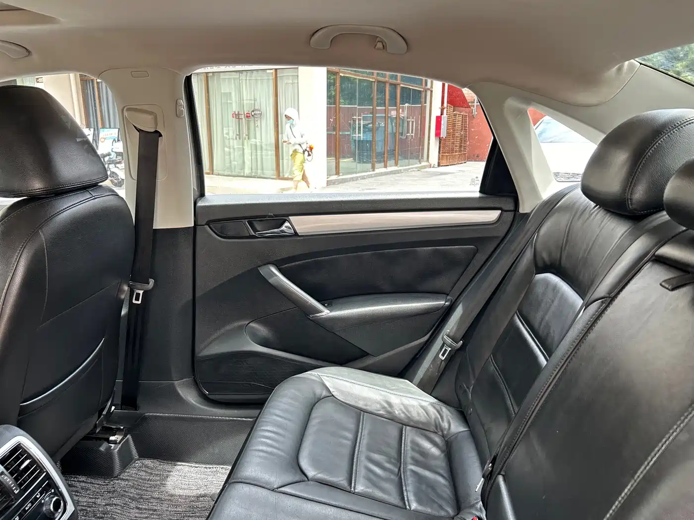 Volkswagen Passat 2014 1.8TSI DSG Luxury Edition фото 15