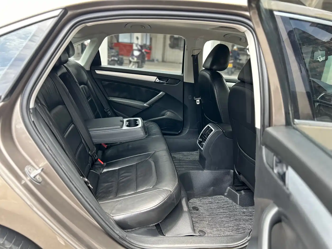 Volkswagen Passat 2014 1.8TSI DSG Luxury Edition фото 22