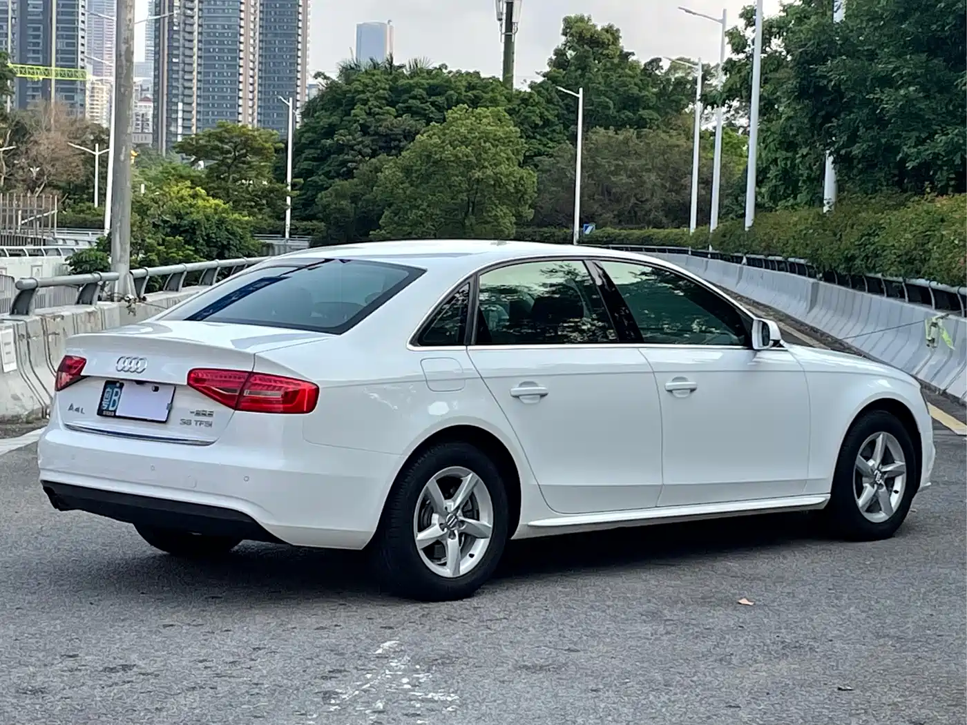 Audi A4L 2013 35 TFSI Automatic Comfort фото 3