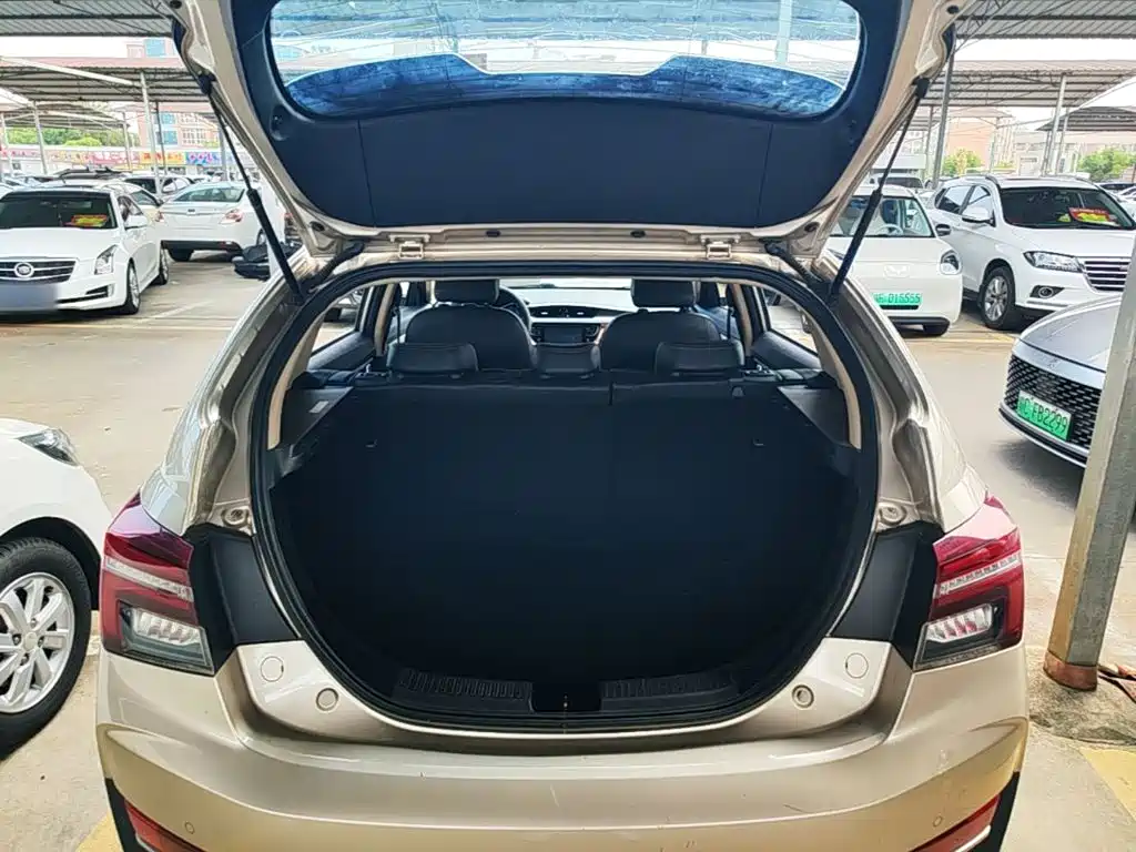 Фото 19 - Geely Vision S1