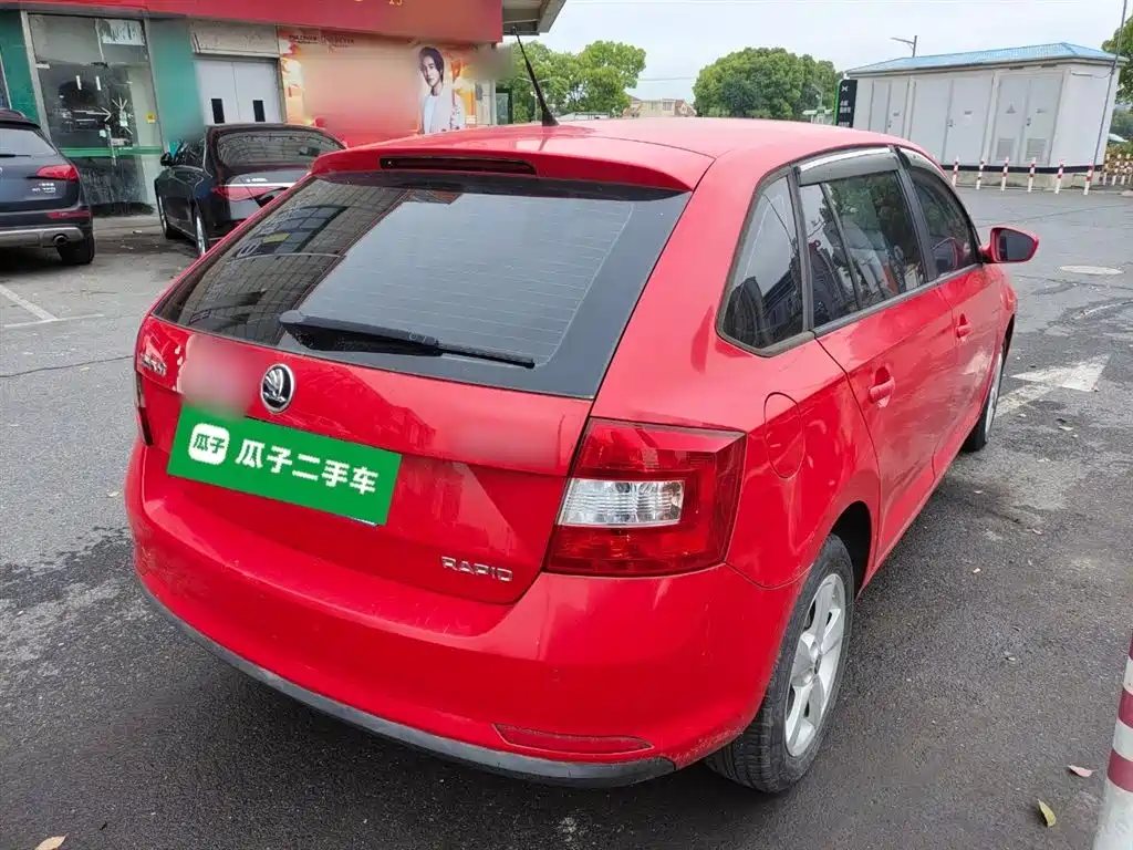 Škoda Skoda Rapid Spaceback 2014 1.6L Automatic Joy Edition фото 5