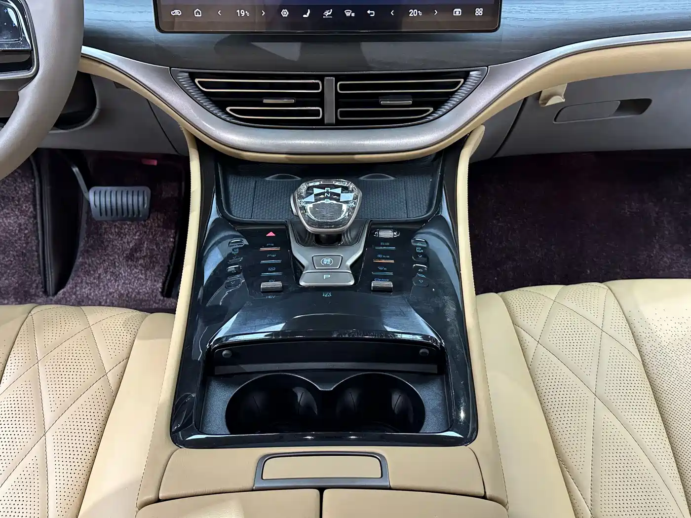 Denza D9 2022 DM-i 970 AWD Flagship фото 18
