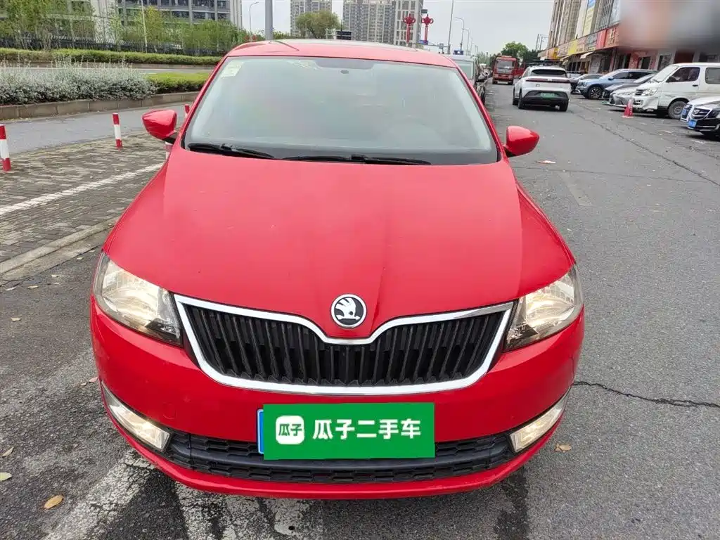 Škoda Skoda Rapid Spaceback 2014 1.6L Automatic Joy Edition фото 3