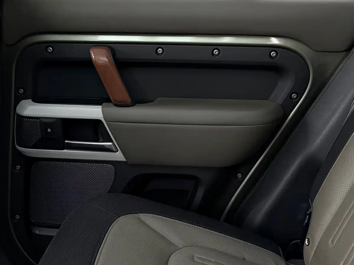 Land Rover Defender 2021 110 P400 X-DYNAMIC HSE фото 10