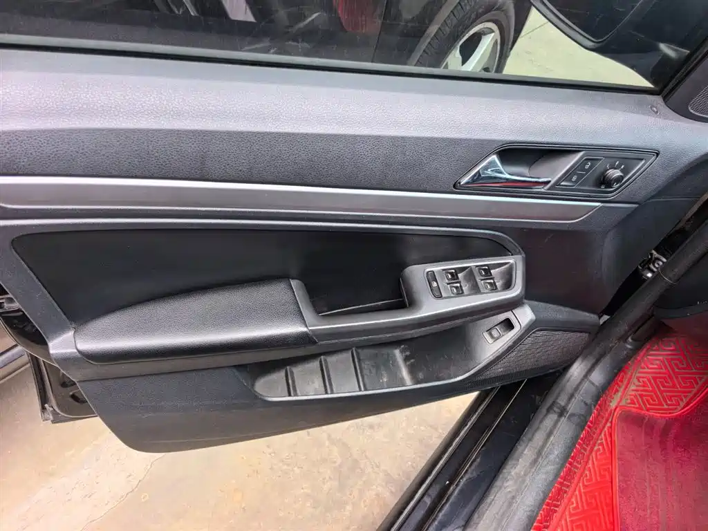 Volkswagen Lavida 2015 1.6L Automatic Trend Edition фото 6